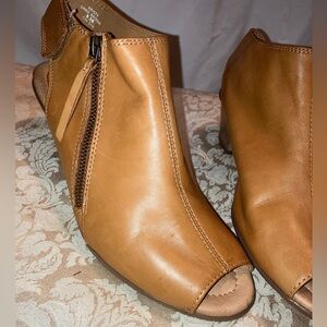 Earth Shoes women’s 8.5, demure heal and peek a boo toe.